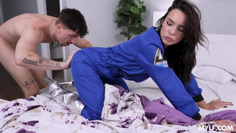 [AnalMom | MYLF] 25/11/27 Ivy Ireland - Houston, We’ve Got a Backdoor Problem FullHD 3