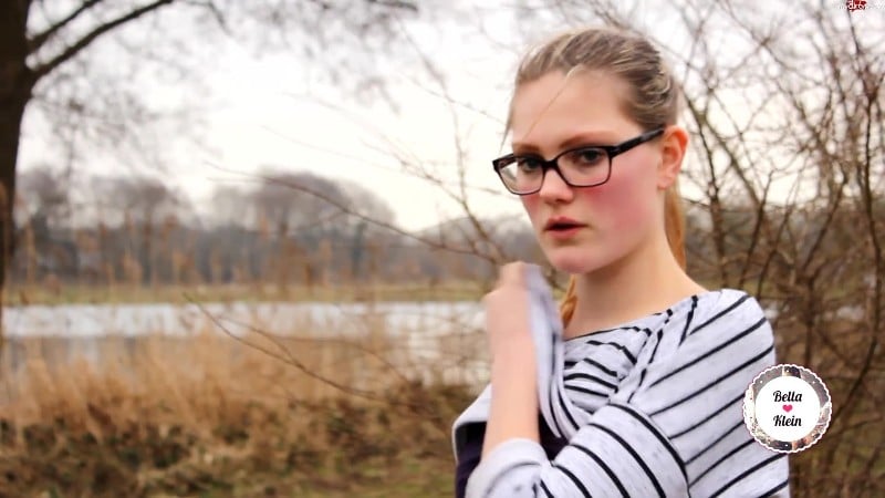 Bella-Klein - Public Durchgehaemmert im Freibad und Spermawalk 1