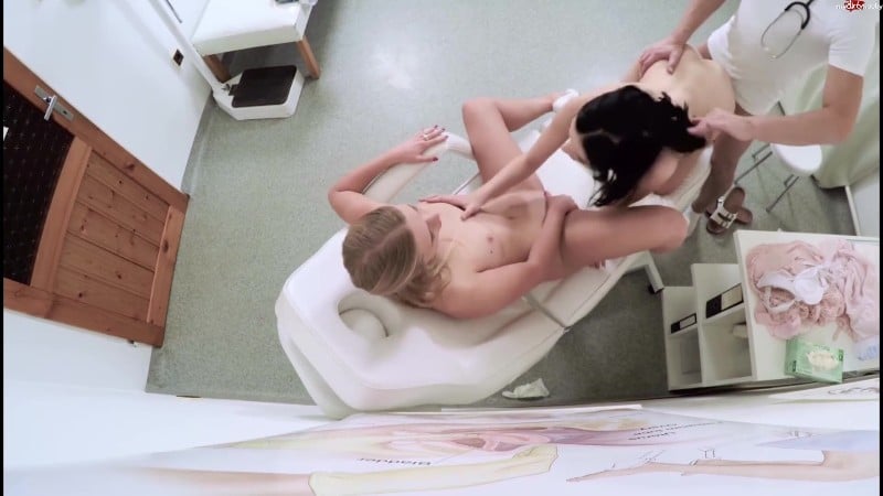 Blondienchen - Mit einer Freundin beim perversen Doktor 4