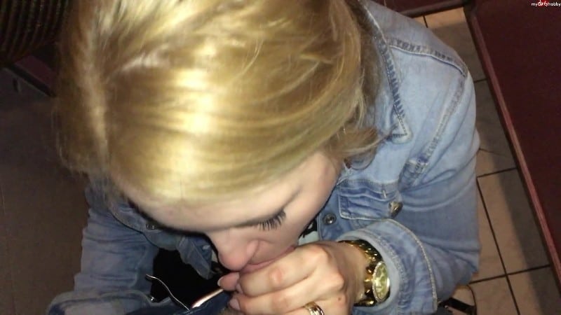 Blow-Babe - Im Kneipen-Klo den Schwanz leer gelutscht 1