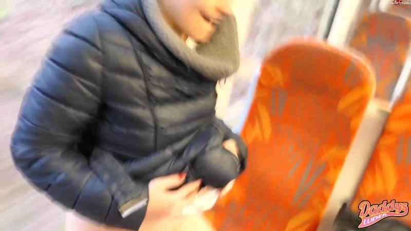 DaddysLuder - Oeffentlicher Doppelorgasmus beim Abreiten im Zug 2
