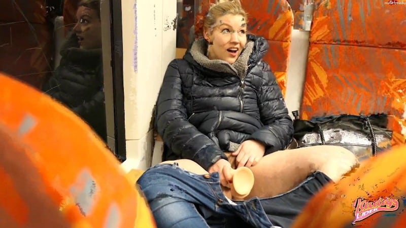 DaddysLuder - Oeffentlicher Doppelorgasmus beim Abreiten im Zug 4