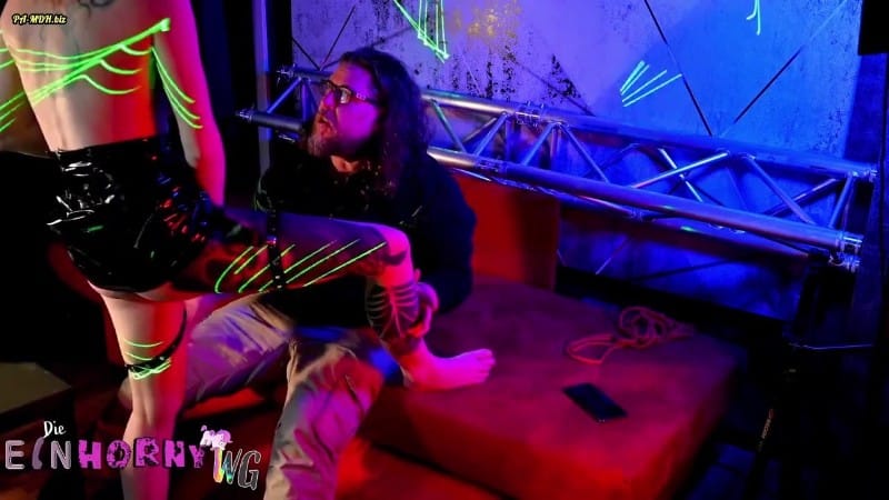 DieEinhornWG - Ehefrau einem Fremden zum Ficken angeboten - Webcam-Girl hat keine Ahnung 2