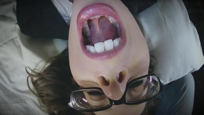 Diente Fuer Einer Geschaeftsfrau Als Essen Served To A Business Woman As Food 3