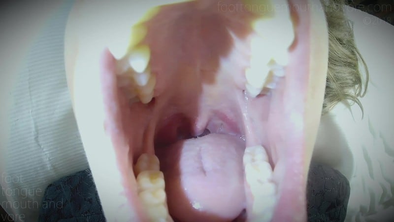 Diente Fuer Einer Geschaeftsfrau Als Essen Served To A Business Woman As Food 5