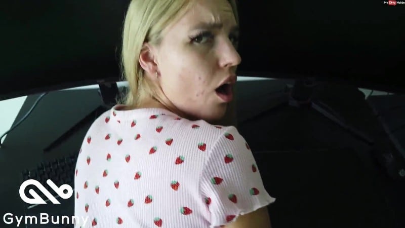 Gymbunny - Geiler 2-Loch Fick am Schreibtisch 4