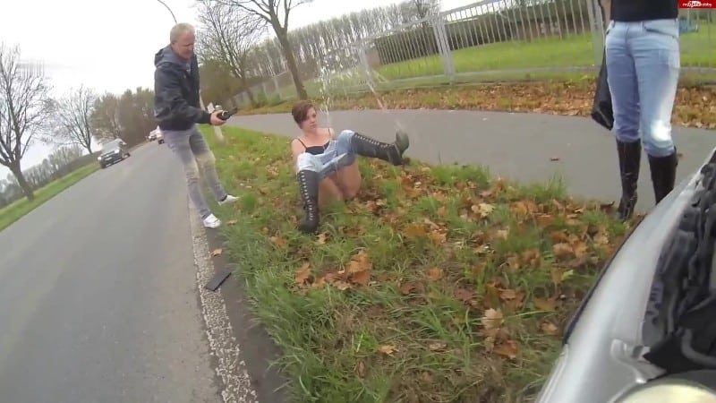 HornyRoxy - Motor kaltgepisst - Natursekt an der Bundesstraße 4