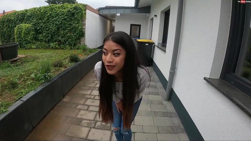 Kim-Rose - Dem Nachbarn heimlich hinters Haus gepisst 1