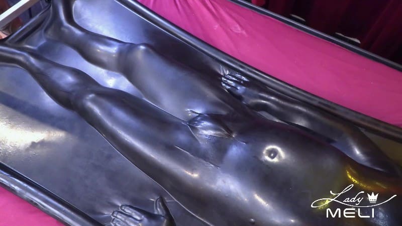 LadyMeli Sklave im Vakummbett benutzt 2