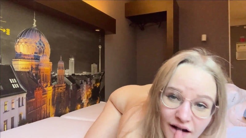 Lina-Klein - Echt geiler Orgasmus im Hotel - Solo Spiel 5