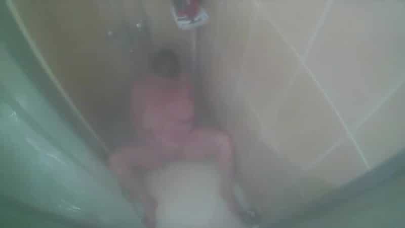 Lotusblume - Lara beobachtet beim duschen 2