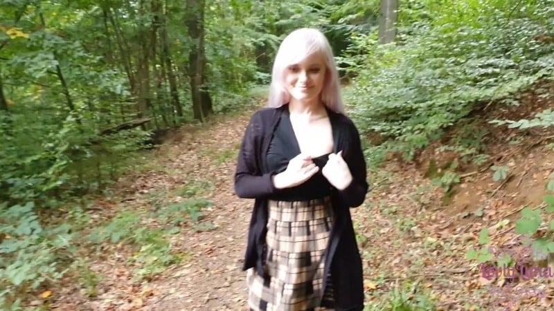 LovlyLuna - Riska nter ffen tlicher Blow job im Wa ld 1