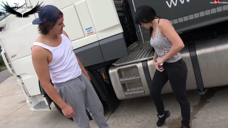 Marie-Saint - Pisstop mit fatalen folgen auf der A12 Sperma oder Anzeige Public Natursekt 1