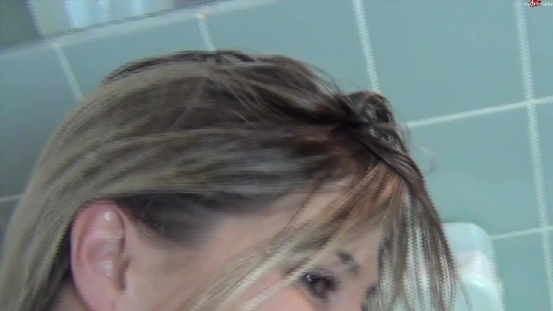 MellyBunnyLuder - Schneller Klofick vor dem Internetdate Frech 4