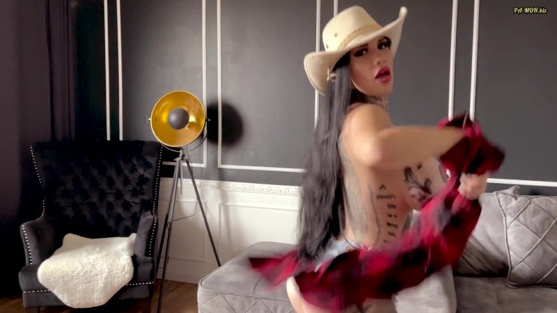 MissAlessaMilano - Ich bin ein Cowgirl - Meine Silikon Brusten wackeln 3