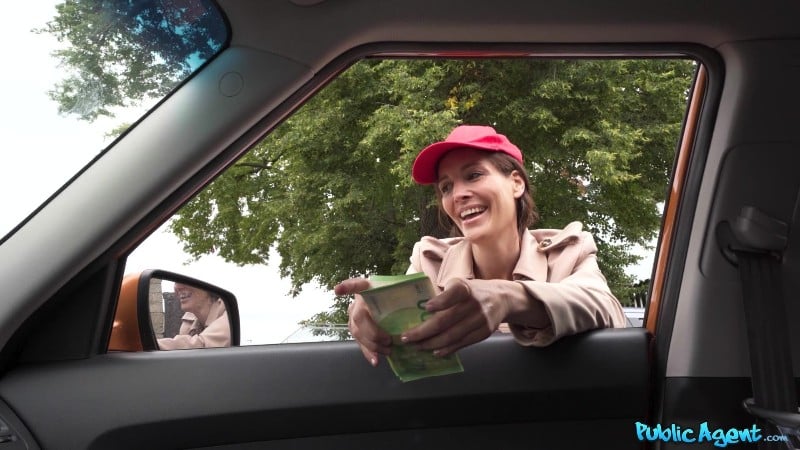 [PublicAgent | FakeHub] 25/11/20 Mia Moone - Shy waitress needs more than tips FullHD 1