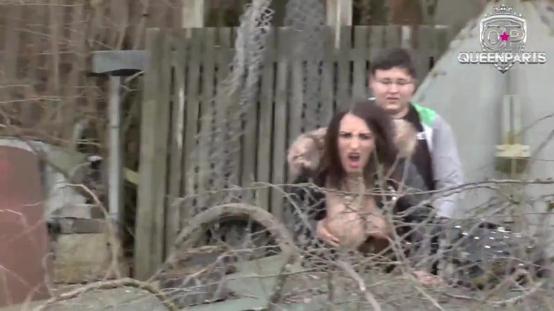 QueenParis - Outdoor Teeny Fick Matratze - Mitten im Park mit 18 jaehrigen Gefickt 5