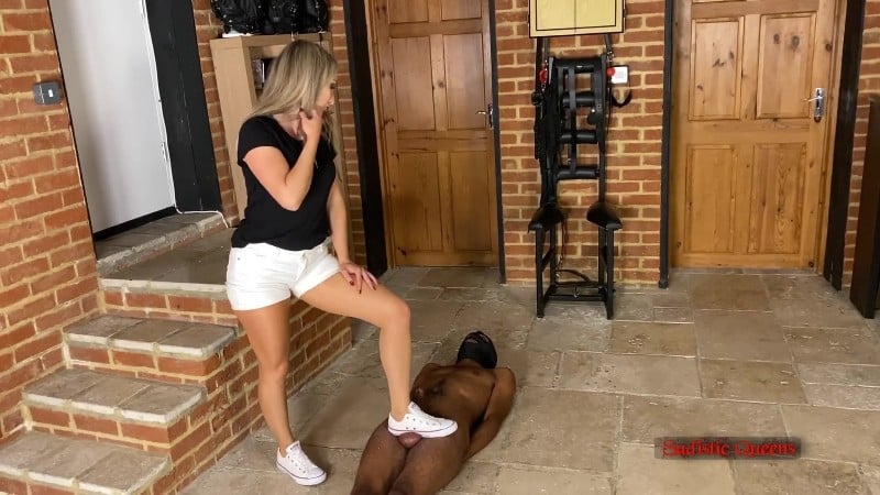 Sadistic Queens - Squishysax - Miss Courtney - Cruel Converse Crushing 4