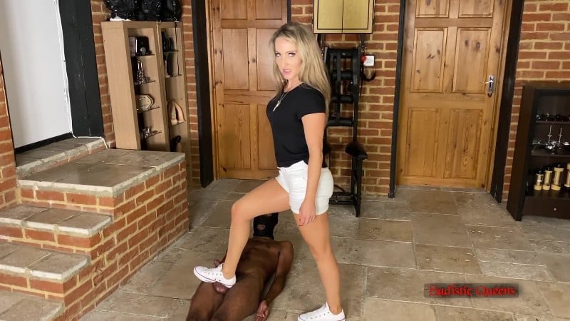 Sadistic Queens - Squishysax - Miss Courtney - Cruel Converse Crushing 1