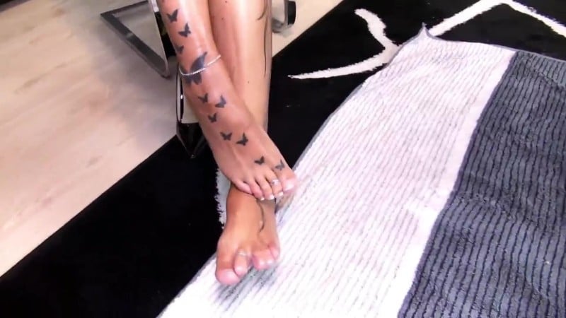 Sari-Sander - Saris erster Footjob 13