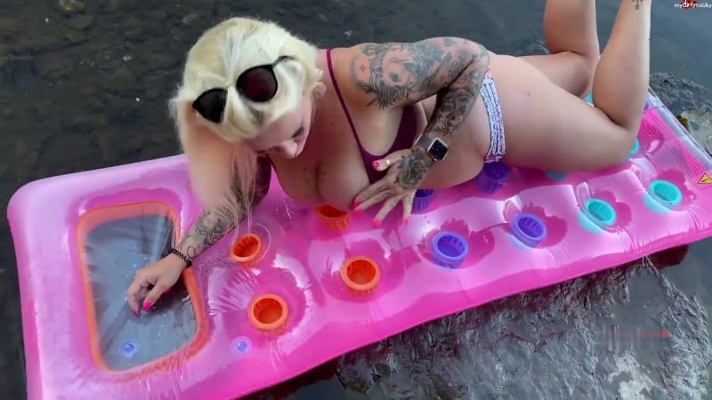 SteffiBlond - Fick MICH pervers auf meiner Piss Luftmatratze 1