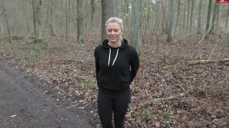 StellaBadAss - Im Wald gefickt statt gejoggt 27