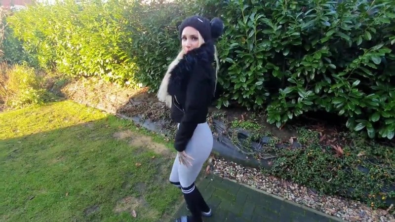 StellaCinderella - Ausgesperrt und eingepisst in die Leggins 22