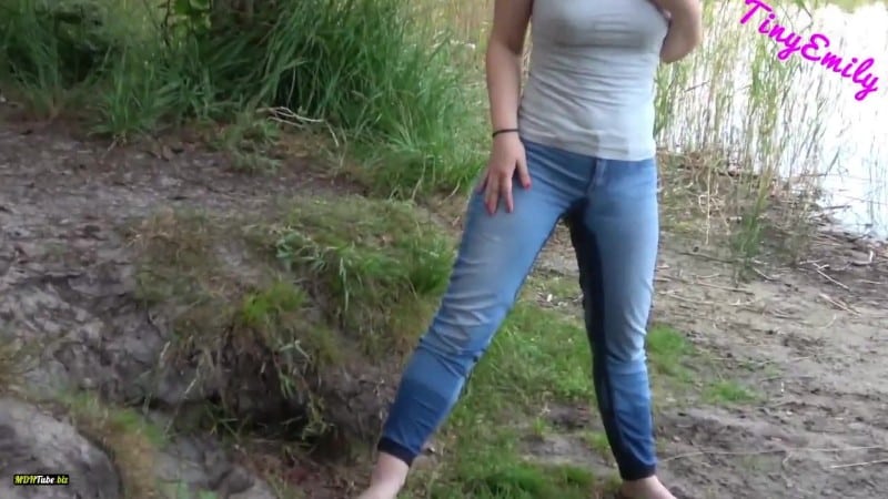 TinyEmily - OMG ich hab mir in die Hose gemacht - Mein Erstes JeansPiss Video Natursekt 2
