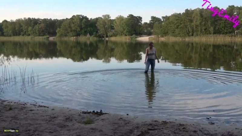 TinyEmily - OMG ich hab mir in die Hose gemacht - Mein Erstes JeansPiss Video Natursekt 5