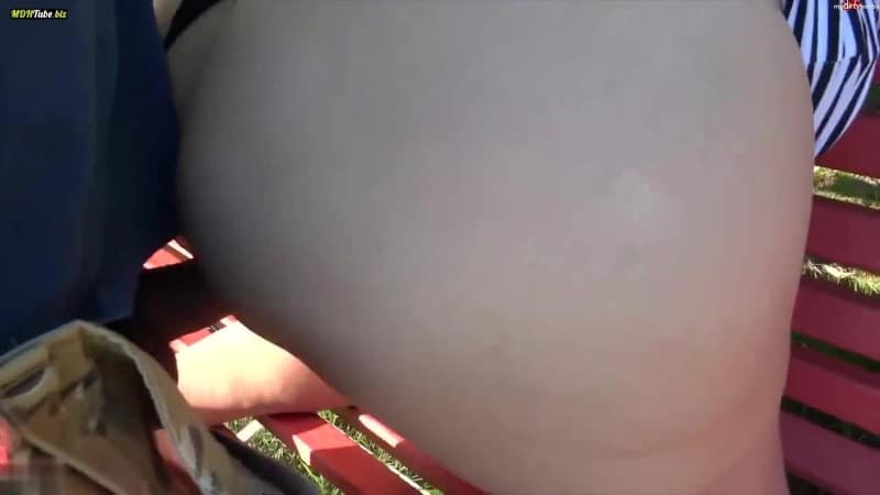 ViktoriaGoo - Die rote Bank - Pissen ficken blasen pissen 3