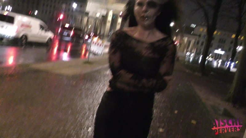 aischer-pervers - In der Halloween Nacht am Parkplatz gefickt 5