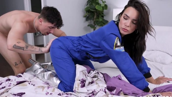 [Anal Mom] Ivy Ireland - Houston, We've Got A Backdoor Problem (2025-11-27) [720p] [H.265] 3