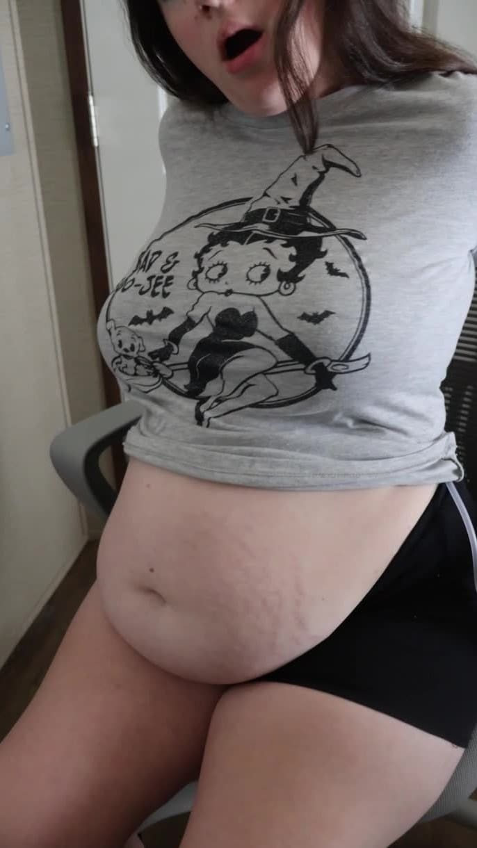 [Manyvids] Bellyprincessxx - First Time Air Belly Inflation Lots Of Farts 2