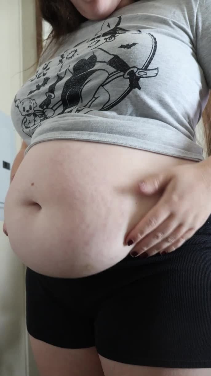[Manyvids] Bellyprincessxx - First Time Air Belly Inflation Lots Of Farts 5