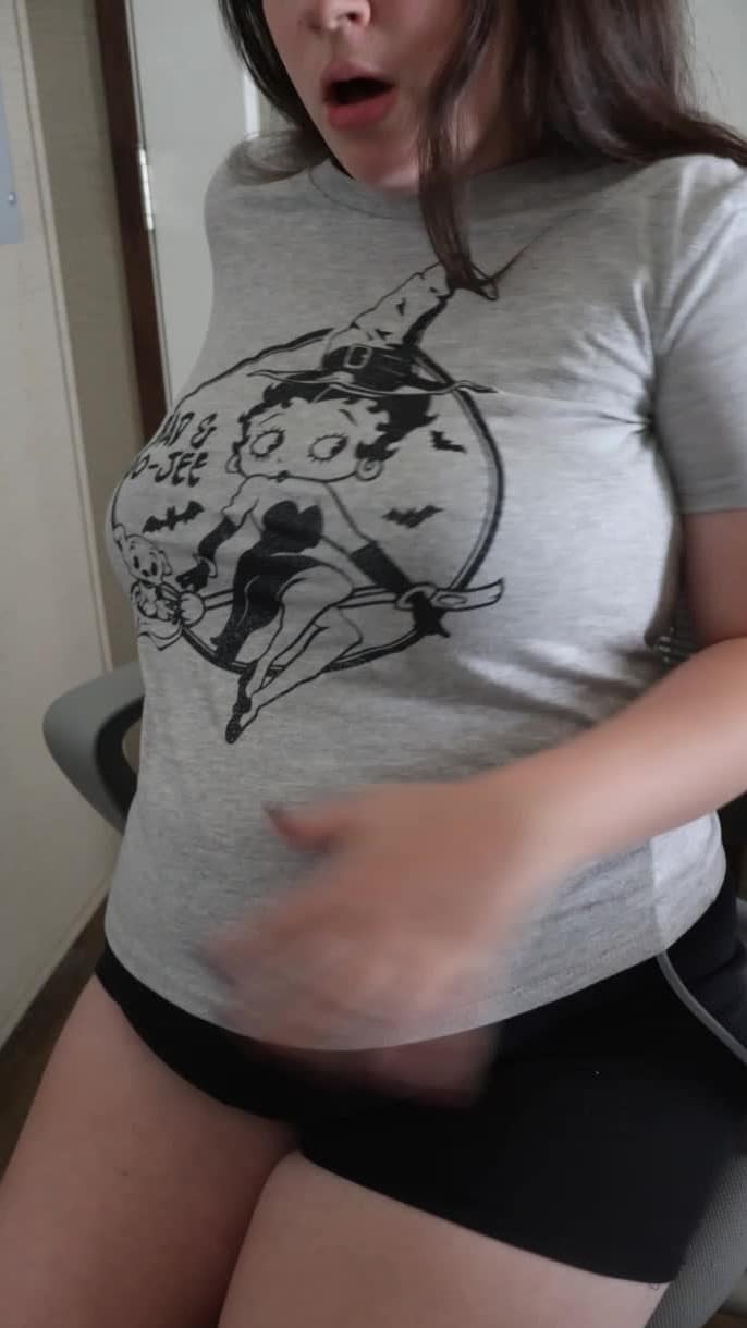 [Manyvids] Bellyprincessxx - First Time Air Belly Inflation Lots Of Farts 1