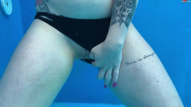 devil-sophie - Der Schwimmbad piss unter Wasser - heut kommst du mit mir plantschen 4