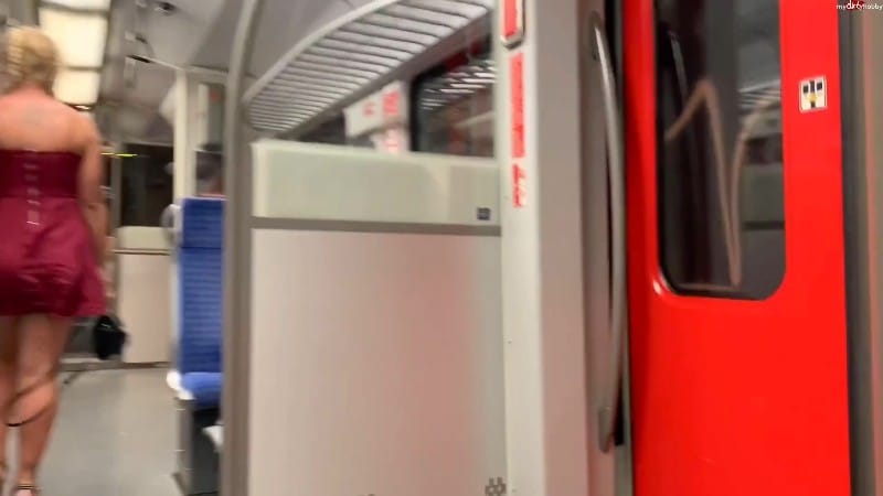 devil-sophie - Erwischt und Gehoert - Public Bahn Befriedigung mit Squirtfontaene O 4