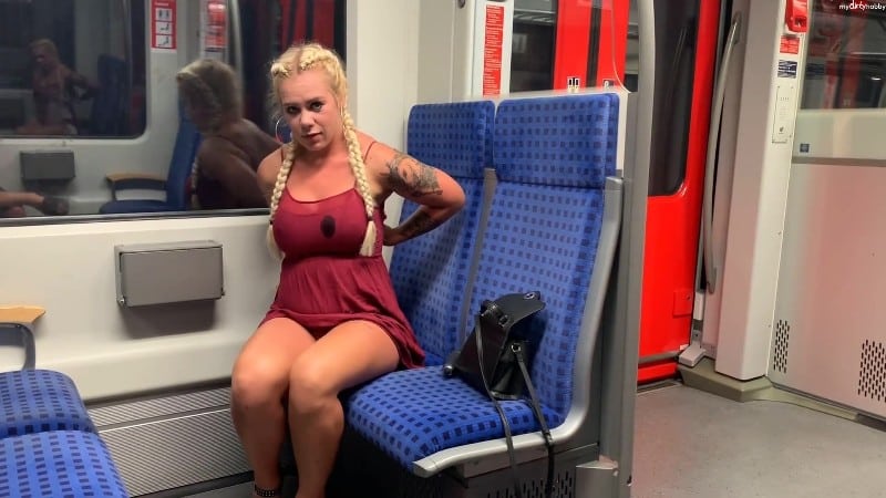 devil-sophie - Erwischt und Gehoert - Public Bahn Befriedigung mit Squirtfontaene O 1