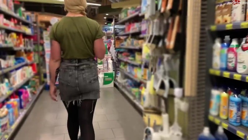 devil-sophie - Extrem Public das Revier markiert - Lebensmittelgeschaeft trotz Kameras eingesaut 2