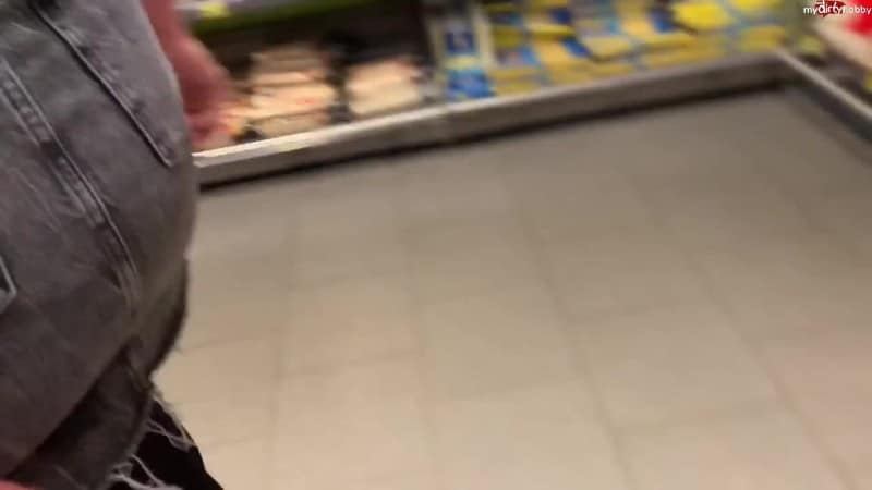 devil-sophie - Extrem Public das Revier markiert - Lebensmittelgeschaeft trotz Kameras eingesaut 3