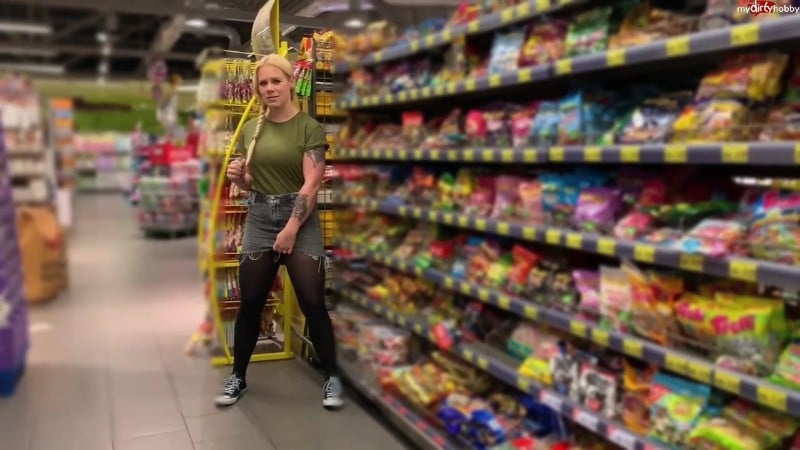 devil-sophie - Extrem Public das Revier markiert - Lebensmittelgeschaeft trotz Kameras eingesaut 4