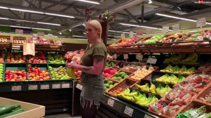 devil-sophie - Extrem Public das Revier markiert - Lebensmittelgeschaeft trotz Kameras eingesaut 1