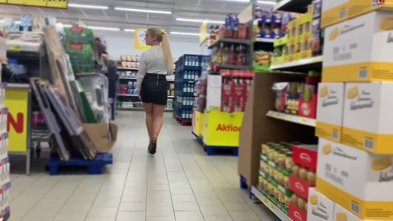 devil-sophie - Extrem dreist Public in die Chips Dose im Supermarkt gepisst - Schnell zurueck damit ins Regal 2
