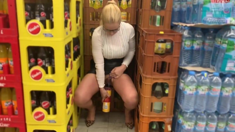 devil-sophie - Extrem dreist Public in die Chips Dose im Supermarkt gepisst - Schnell zurueck damit ins Regal 4