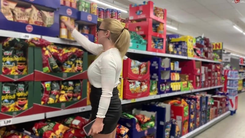 devil-sophie - Extrem dreist Public in die Chips Dose im Supermarkt gepisst - Schnell zurueck damit ins Regal 5