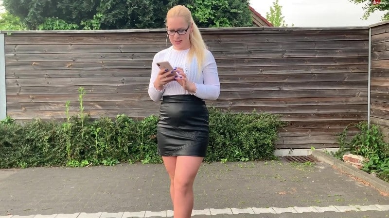 devil-sophie - Extrem dreist Public in die Chips Dose im Supermarkt gepisst - Schnell zurueck damit ins Regal 1