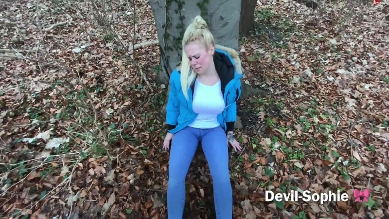 devil-sophie - Gefesselt im Wald zur ck gelassen - Der Helfer hatte nur eins im Sinn - Pissen 2