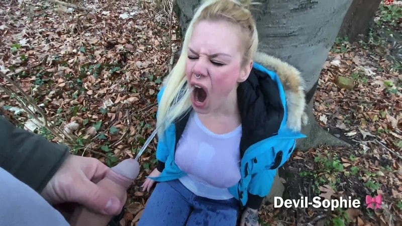 devil-sophie - Gefesselt im Wald zur ck gelassen - Der Helfer hatte nur eins im Sinn - Pissen 3