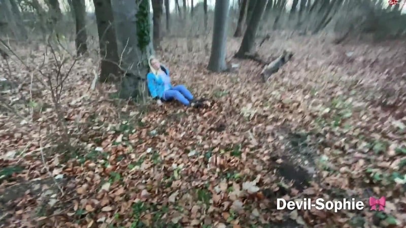 devil-sophie - Gefesselt im Wald zur ck gelassen - Der Helfer hatte nur eins im Sinn - Pissen 5