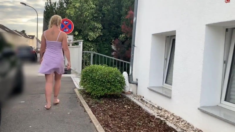 devil-sophie - Oeffentlich vor die Haustuer gepisst - Beim Muellwegbringen den Schluessel vergessen 2